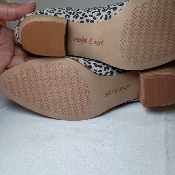 🩷 Violet & Red Animal Print Heeled Bootie Size 7M - Picture 4 of 10